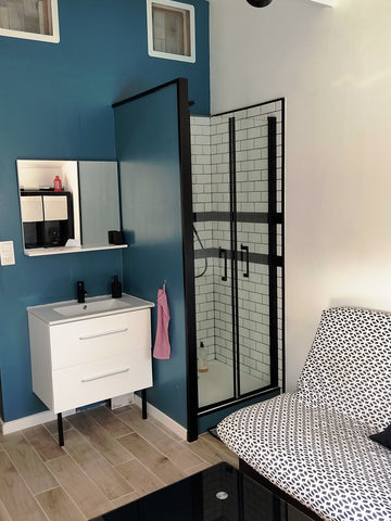 Studio meublé comprenant : une chambre avec douche et lavabo ayant la vue et un  Saint-Médard-en-Jalles, France Chambre indépendante chez l'habitant avec piscine Private room in casa particular vacation rental 641058339167265935