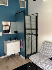 Studio meublé comprenant : une chambre avec douche et lavabo ayant la vue et un  Saint-Médard-en-Jalles, France Chambre indépendante chez l'habitant avec piscine Private room in casa particular vacation rental 641058339167265935