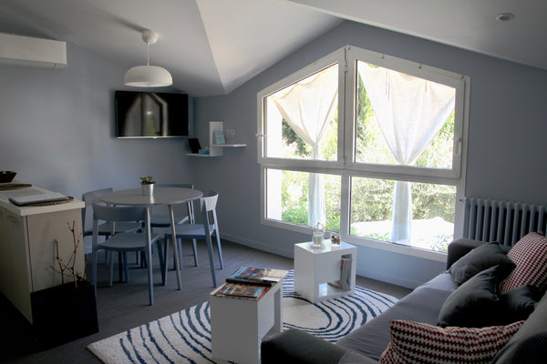 If you would like to discover Bordeaux, one of the most attractive cities in the Bordeaux, France 