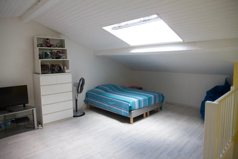 chambre privée avec grand bureau dans une maison de caractère, rénovée (type lof Bordeaux, France chambre privée aux Capucins Private room in home vacation rental 25338708