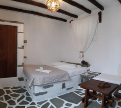 The studio is located in the center of Paroikia. It is ideal for couples and fri Greece "Traditional studio for 2 in Parikia" Entire rental unit vacation rental 32762061