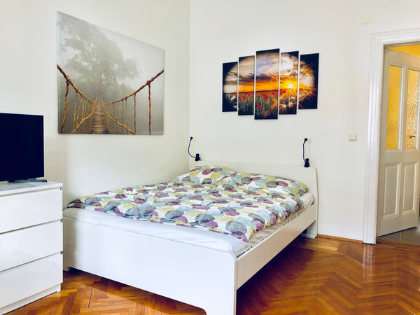 x) classical victorian building with 3m high ceilings in a very quiet side stree  D7 City Apartment close to city centre Entire rental unit vacation rental 39711599