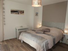 Nous sommes à 10 km du centre ville de Bordeaux- sur la route du bassin d'Arcach  Chambre banc Arguin Maison Lucilda petit déjeuner Private room in bed and breakfast vacation rental 7405437