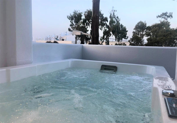 This cosy 18 square cm apartment is at the center of Fira, right next to the mai Thera, Greece Candele suite with heated jacuzzi Entire rental unit vacation rental 44445106