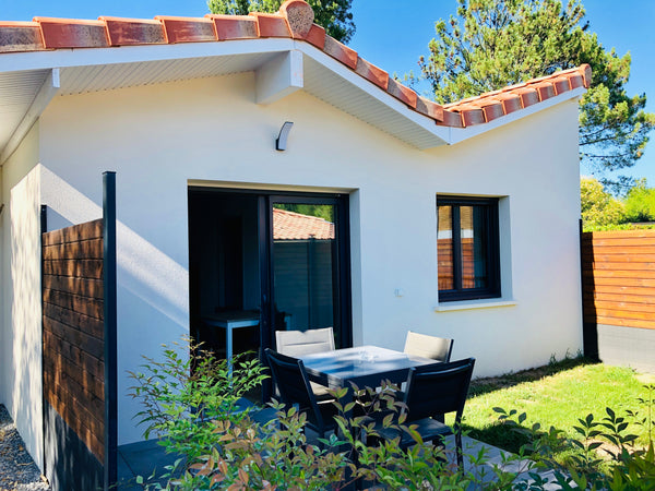 Bienvenue dans notre charmante Maisonette Malbec.<br />Avec sa terrasse et son j Mérignac, France Maisonnette Malbec à deux pas de Bordeaux Entire rental unit vacation rental 665764104381969078