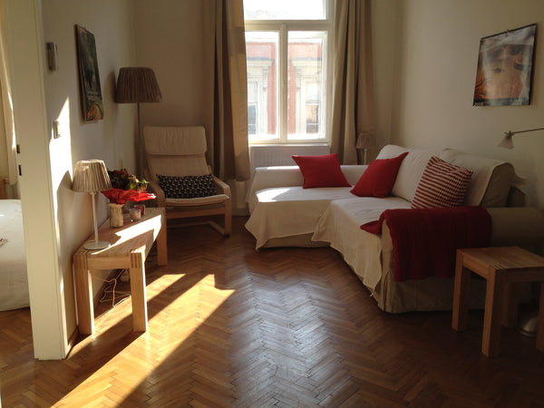 Bright 40m2 apartment near Westbahnhof and Mariahilferstrasse, suitable for 4 pe Vienna, Austria Bright 40m2 Apartment near Westbahnhof WIFI Entire rental unit vacation rental 23291672