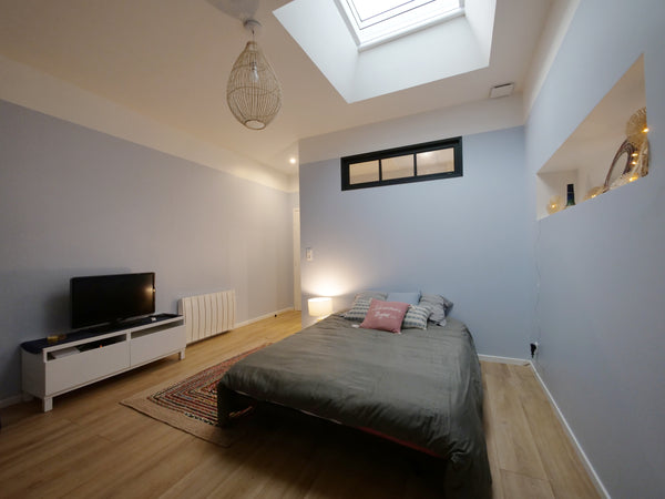 C'est une chambre claire et lumineuse, de 20m2, sans ouverture directe sur l'ext Bordeaux, France Jolie chambre atypique avec sa salle d'eau privée Private room in bed and breakfast vacation rental 38860015