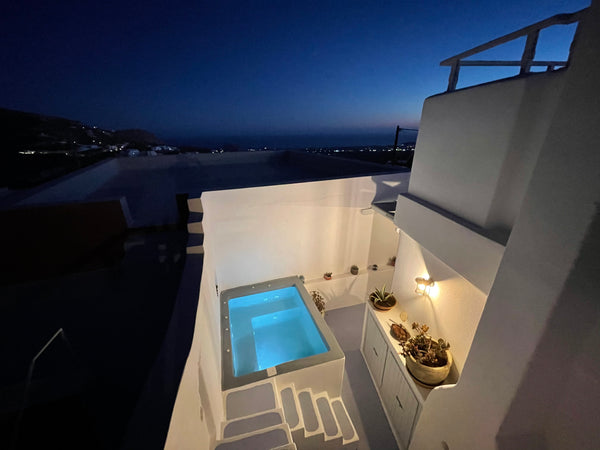 La maison ancienne et rénovée se trouve dans  village de Pyrgos, en plein centre Caluire-et-Cuire, France Villa 3 Muses. Traditional Pyrgos house.Jacuzzi. Cycladic home vacation rental 37920400