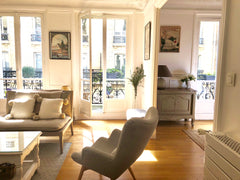 Appartement typiquement Parisien (Haussmannien) de 100m2 lumineux avec balcon, p Paris, France Superbe appartement (Monceau Champs Elysées) Entire rental unit vacation rental 24402868