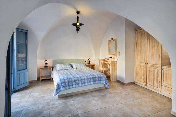 Renovated cave-style double room with balcony & WC.<br />One of our four rooms i Thira, Greece STAVROTHOLI Private room in cave vacation rental 31979676