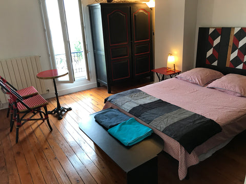 Le logement proposé est au second étage de la maison où nous vivons. Nous occupo Bordeaux, France 2 chambres wc/sdb bordeaux centre Tram Entire guest suite vacation rental 53225786