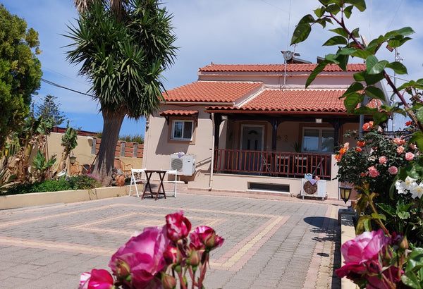 Autonomous space with a warm environment, ventilated and bright. Ideal for famil  BAXES (Μπαξές) Entire rental unit vacation rental 41346670
