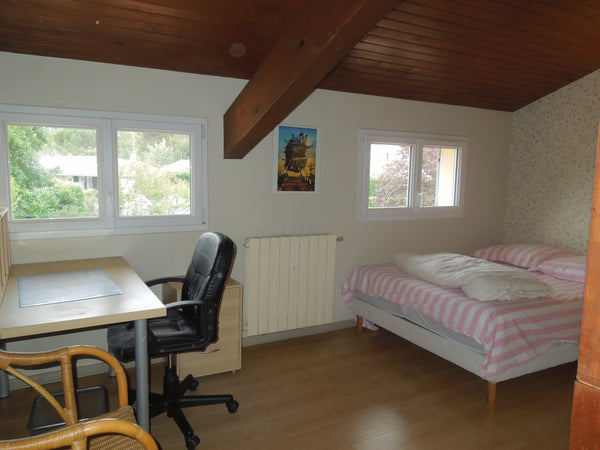 Chambre privée située à l’étage d'une maison avec sa salle de bain.<br />Endroit Gradignan, France Chambre avec vue  jardin au calme dans une maison. Private room in rental unit vacation rental 701488406476666801