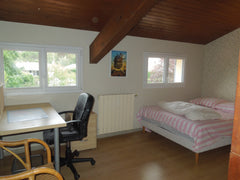 Chambre privée située à l’étage d'une maison avec sa salle de bain.<br />Endroit Gradignan, France Chambre avec vue  jardin au calme dans une maison. Private room in rental unit vacation rental 701488406476666801