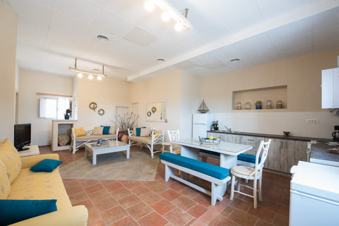 A light & airy, spacious 2 bedroom, 2 bathroom apartment villa available for up  Thera, Greece Modern 2 bed/2 bath house 5 mins walk to beach Entire rental unit vacation rental 18922499
