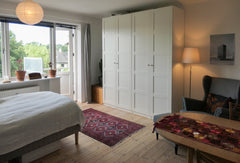 Rummeligt værelse med en fin altan, hvor morgenkaffen, eftermiddagskaffen og aft  Værelse med egen altan - 15 min fra centrum Private room in condo vacation rental 659163209064242818