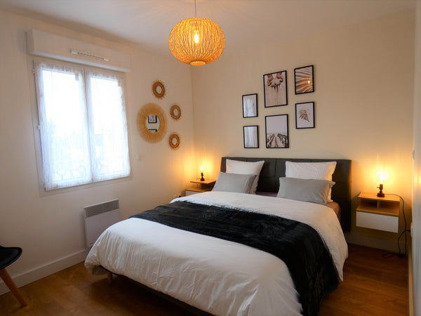 Cet appartement cosy, plein de charme au sein d'une résidence calme et de standi Bordeaux, France T2 de charme, terrasse, clim à Bordeaux-Eysines. Entire condo vacation rental 51983847