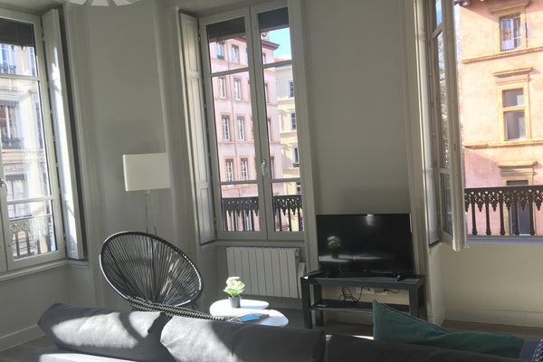 Appartement très calme et très clair, entièrement refait à neuf par un architect Lyon, France Suite Opéra Charme, hyper centre de Lyon. Entire loft vacation rental 18402790