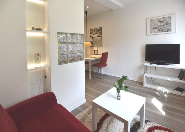 Stay in a quiet place in fully equiped 40m2 flat in a family house in a rezident Prague, Czechia 40m flat - center 15 min by Metro - come and relax Private room in townhouse vacation rental 12227725
