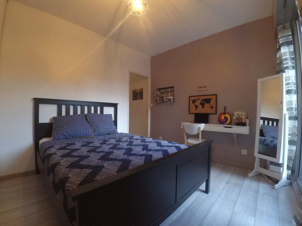 Homestay in a flat of 50m ², ideally located in Merignac Center: a few meters fr Mérignac, France Private Double Bedroom Mérignac centre Private room in condo vacation rental 37808000