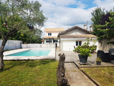 Maisonnette toute équipée accès piscine partagée avec notre famille<br /><br />< Bordeaux, France Petite maison accès piscine Entire home vacation rental 25940654