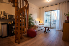 Cette appartement est située à proximité de La place de la Victoire, du marché d Bordeaux, France appartement en duplex avec grande terrasse !!! Entire rental unit vacation rental 38886397