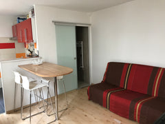 Appartement en très bon état, calme sur cours dans une rue commerçante le jour e Combourg, France 2 pièces calmes (sur cours) au cœur de Paris Entire rental unit vacation rental 24426913