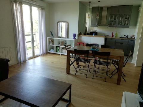 L'appartement se situe au 1er étage, dans une résidence calme et sécurisée par u Bordeaux, France Appartement lumineux proche de la gare de Bordeaux Entire condo vacation rental 27929489