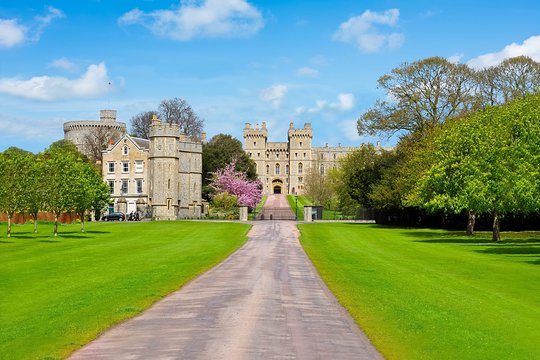 Small Group Tour with Entries to Windsor Castle & Stonehenge & Time in Bath  Private Tours and Travel Guide Europe London CITY London Destination Tour