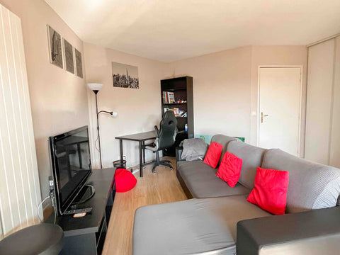 Cet appartement pouvant accueillir 4 personnes, est situé à côté de la gare de B Bordeaux, France Appartement avec parking et terrasse Entire rental unit vacation rental 552961816717521765