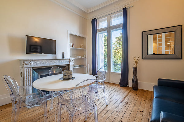 Château La Conseillante<br />Appartement de 70m², au deuxième étage sans ascense Bordeaux, France Appartement de charme place Gambetta - Hypercentre Entire rental unit vacation rental 21482814