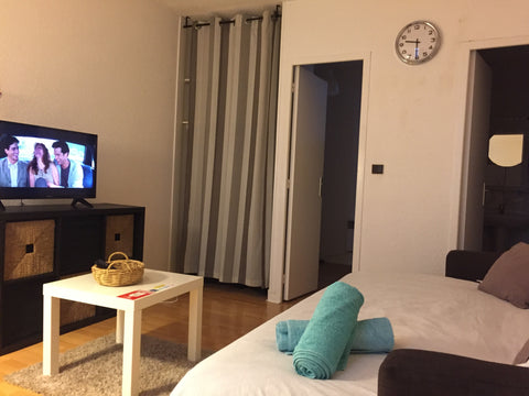 Situé au coeur du centre historique de Bordeaux, à seulement 5 minute à pied de  Bordeaux, France Studio au coeur du centre ville de Bordeaux Entire rental unit vacation rental 22199740