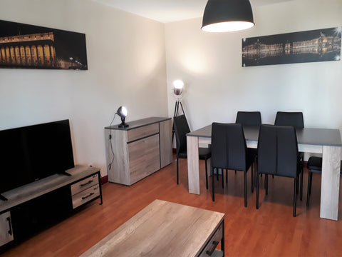 Situé aux Chartrons dans un immeuble Haussmannien, cet appartement est situé au  Tresses, France T2 refait à neuf avec grand balcon Entire rental unit vacation rental 20880683
