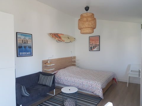 Nous proposons un studio qui se trouve dans notre jardin avec un accès indépenda Pessac, France Studio dépendance - Pessac, Brivazac Candau Entire guesthouse vacation rental 32812921