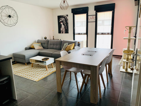 Mon logement se situe à 5 minutes à pied de l’arrêt de tram C arrêt « Calais Cen Bègles, France Appartement T2 43m2 avec balcon Entire rental unit vacation rental 29936507