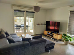 Accès au tram à 2min à pied pour aller se balader en ville, quais avec nombreux  Bordeaux, France Appt Bordeaux+terrasse+chat Entire rental unit vacation rental 43828895