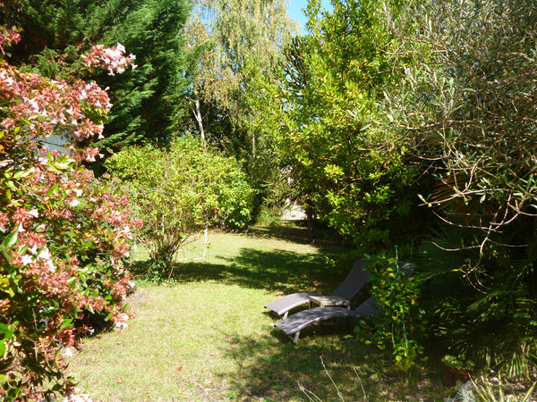 Près de Bordeaux grande et paisible chambre qui donne sur un jardin privé. Dispo Mérignac, France Chambre 35 mt2, proche CHU-FAC-Centre de Bordeaux Private room in townhouse vacation rental 3941183