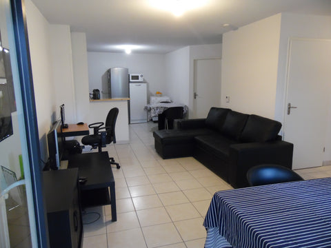 Lovely new flat in the Hangars area - less than 10 min. from  city center by tra Bordeaux, France Confortable apart 60m² - terrasse Entire rental unit vacation rental 11094523