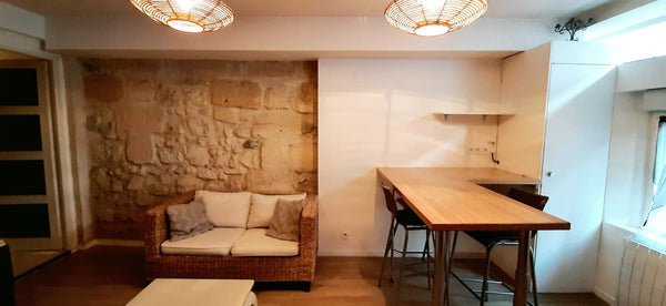 Détendez vous dans ce logement, le temps d'un séjour pour explorer la jolie vill Bordeaux, France Appt en pierre typique de Bordeaux! Entire vacation home vacation rental 54151880