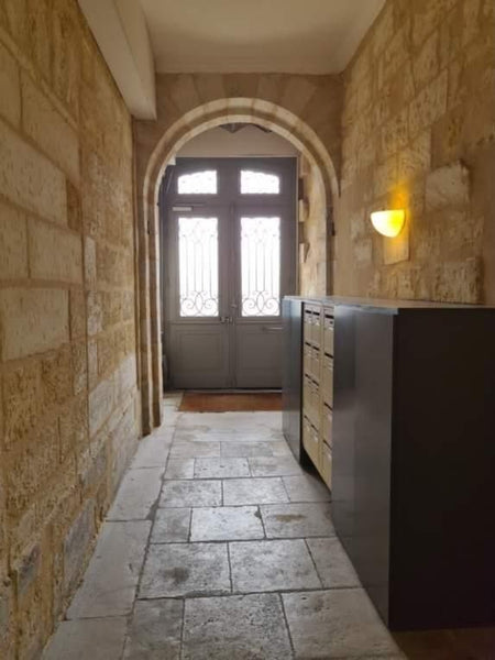 Appartement duplex idéalement situé dans le centre de Bordeaux<br />Ce deux pièc  Appartement T2 Duplex - Quai des Chartrons Entire rental unit vacation rental 633133323408274353