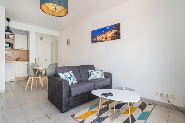 Welcoming and bright apartment with parking space. It has been completely renova Le Bouscat, France Idéal pour visiter bordeaux Entire rental unit vacation rental 36103682