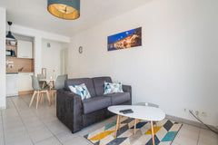 Welcoming and bright apartment with parking space. It has been completely renova Le Bouscat, France Idéal pour visiter bordeaux Entire rental unit vacation rental 36103682