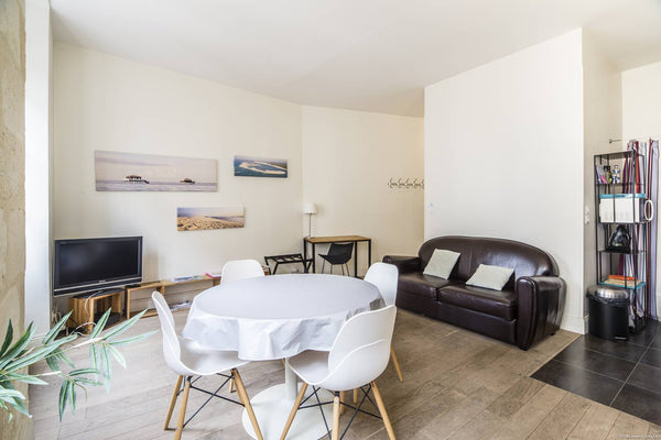 This nice and bright 40m2 apartment in the historical center of Bordeaux, is con Bordeaux, France PLACE DU PALAIS - 2nd FLOOR Entire rental unit vacation rental 46252479