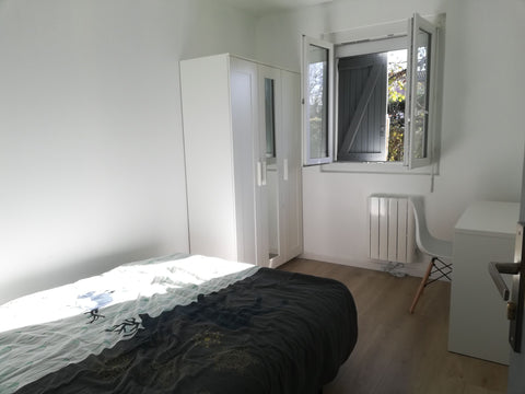 Chambre lumineuse tout confort au pied du tram À, lit double, coin bureau (fibre Bordeaux, France Chambre privée,1 ou 2 personnes 10 min centre Bord Private room in home vacation rental 46590024
