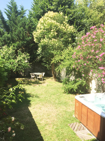 Jolie maison en pierre, charme de l'ancien. Grande pièce à vivre de 70m2 avec vé Paris, France Bordeaux Centre Maison Bourgeoise Jardin Jacuzzi Entire home vacation rental 26902895