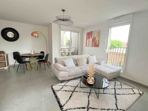 Ce superbe appartement de 82m2  pouvant accueillir 4 personnes, est situé dans u Eysines, France Superbe T3 avec parking & terrasse au pied du tram Entire condo vacation rental 51480968