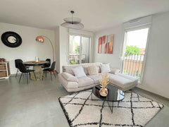 Ce superbe appartement de 82m2  pouvant accueillir 4 personnes, est situé dans u Eysines, France Superbe T3 avec parking & terrasse au pied du tram Entire condo vacation rental 51480968