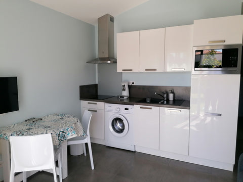 Logement de 30 m² attenant à notre maison avec entrée indépendante et terrasse p Saint-Médard-en-Jalles, France Logement T2 indépendant 30m² neuf avec terrasse Entire guesthouse vacation rental 33676727