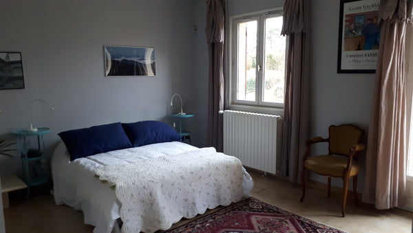 Agréable chambre d'hôtes très bien située. Private room in bed and breakfast vacation rental 572259112136104930