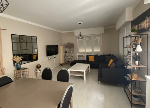 Quartier calme situé à côté du Jardin public, accès au tram ligne C arrêt Paul D Bordeaux, France Appartement au cœur de Bordeaux Entire condo vacation rental 27014385